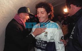 Carlos timoteo griguol (4 eylül 1936, las palmas, córdoba ) arjantinli futbol (futbol) antrenör ve orta saha oyuncusu olarak oynayan eski oyuncu. A 25 Anos De La Llegada De Carlos Griguol A Gimnasia Deportes