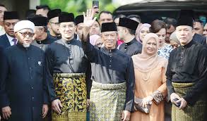 Mahathir menyesalkan nasib orang melayu dibandingkan terutama pada cina. Mahathir Seeks House Vote To Challenge New Pm S Support Arab News