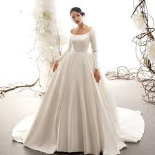 This wedding dress is very suited for the fall wedding ceremony as it has long sleeves made in lace. Vintage Retro Ivory Satin Wedding Dresses 2019 Ball Gown Scoop Neck Short Sleeve Chapel Train Ruffle
