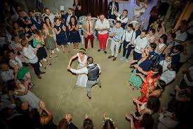 Autour de vous, les mariages se suivent et se ressemblent. 60 Chansons Pour Une Ouverture De Bal Memorable Musique Mariage 2020