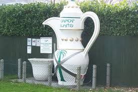 Exhibitor Of England S Largest Teapot