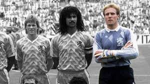 Video een mooie documentaire over het nederlands elftal in 1988 (engelstalig). Gezocht Het Keepersshirt Van Het Nederlands Elftal Tijdens Ek 88 Hans Van Breukelen Wil Het Terug Omroep Brabant