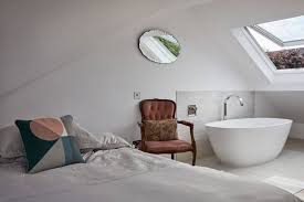 Modern bathroom inside bedroom with glass wall bathrooms. 10 Fotos Von Freistehenden Badewannen Ideen Fur Deine Badplanung Badratgeber Com