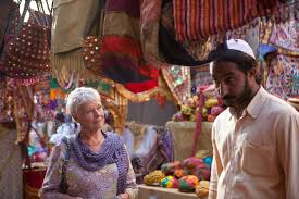 Judi Dench stojąca obok hinduskiego handlarza na targu