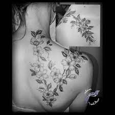 Tattoo Trait Perso - Yolaine - Tattoo branche de cerisier omoplate, qui  part vers le devant de l'épaule. #tattoo #tatouage #tatoueur #tattooidea  #tatoueur49 #tattoolife #tattoodesign #tatoueuse #angers #leliondangers  #studiodetattoo #salondetatouage ...