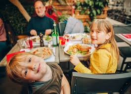 family friendly places to eat in des