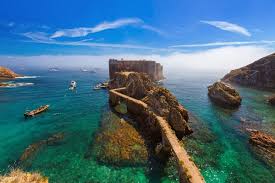 U skalnatých útesů bičovanými přívaly slané. Portugalsko Dromedar Sk