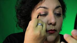 latina in 40 s applies eye makeup