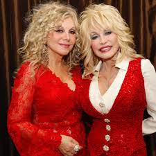 Dolly parton tells access hollywood correspondent scott evans that while she supports alicia keys' #nomakeup movement, you'll never catch dolly without makeup! Dolly Parton S Sister Ashamed Of Star Over Silence On Metoo Protest Dolly Parton The Guardian
