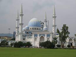 Bukan saja itu, masjid ini juga mempunyai menara kedua tertinggi di dunia dan menduduki tempat kedua masjid terbesar di asia tenggara selepas masjid istiqlal di jakarta, indonesia. Sultan Ahmad 1 State Mosque Wikipedia