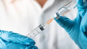 Όπως έγινε γνωστό χθες, κατά τη διάρκεια της ενημέρωσης, οι εμβολιασμοί θα γίνονται σε οργανωμένα κέντρα, τα οποία θα έχουν και γιατρό και νοσηλεύτρια. Anoigei Shmera H Platforma Emboliasmoy Gia Tis Hlikies 74 Ews 79 Etwn Business Daily
