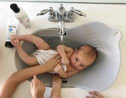 But on her mother's hand, she agrees to sit even under water. 10 Best Baby Bathtubs And Bath Seats Of 2021