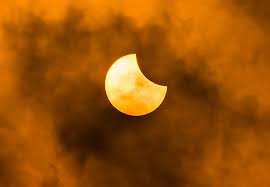 Solformørkelse inntreffer når månen kommer mellom jorda og sola og helt eller delvis skygger for 5° med ekliptikken, og solas og månens diameter er begge ca. 2i3h71rqbgboam