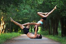 Acro Yoga | alle Infos über den Stil + 3 Partnerübungen