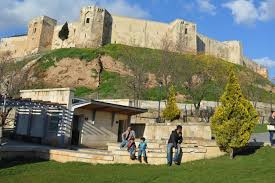 قلعة حلب‎), kuzey suriye'nin halep şehrinde, kuvvetlendirilmiş büyük ortaçağ sarayı. Antep Kalesi Ne Baktikca Halep E Olan Ozlemimizi Gideriyoruz