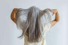 Comment réussir un balayage inversé sur cheveux blancs ? - Tendance Mag