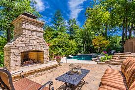 builder of outdoor fireplaces and fire pits