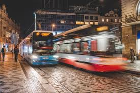 Pozor tramvaj! Testovaná aplikace může zachránit život nepozorným chodcům |  Doprava | Zprávy | Pražská Drbna - zprávy z Prahy