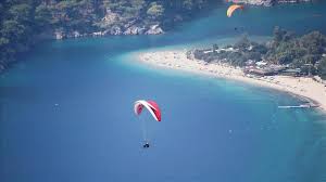تركيا.. البحر الميت يستقطب هواة الطيران المظلي من كافة أنحاء العالم