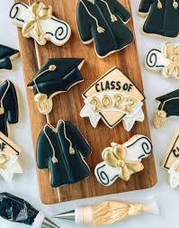 how to make gold graduation cookies