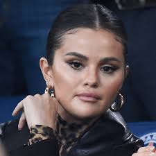 selena gomez puckers up for new close