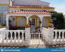 Get in touch with a portugal real estate agent who can help you find the home of your dreams in portugal. Haus Mit Dachplatten Und Patio Auf Ilha De Culatra Portugal Stockbild Bild Von Gelb Fliesen 150040495