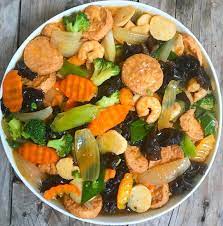 Awalnya makanan ini dikenal sebagai masakan bagi para vegetarian karena bahan yang digunakan tidak menggunakan daging maupun ikan. Resep Sapo Tahu Ayam Udang Jamur Brokoli Enak Ala Restoran