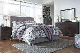 Dolante Vertical Upholstered Bed
