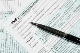 photo pen laying on 2017 irs form 1040