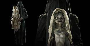 バイオハザード(カプコン)公式 on X: 【ドナ・ベネヴィエント】  霧深い谷の屋敷に住む人形使いで、ミランダに仕える四貴族の1人。喪服を思わせる黒装束に身を包み、アンジーという人形を操る。  t.coLtTEARa1xQ #バイオ #バイオヴィレッジ t.co ...