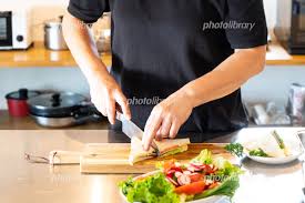 キッチンで料理を作る男性 写真素材 [ 6149072 ] - フォトライブラリー photolibrary さん