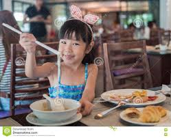 Szczęśliwy Azjatycki Dziecko Je Wyśmienicie Kluski Z Chopstick Zdjęcie  Stock - Obraz złożonej z wyśmienicie, kluski: 78180616