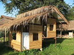 Menggiring petani menuju gubuk sederhana di tengah sawah. 35 Contoh Desain Rumah Bambu Elegan Dan Minimalis