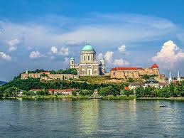 Středoevropská země s nádechem exotiky. Ostrihom Lezi Pri Dunaji Na Hranici Madarska Se Slovenskem Ck Mundo