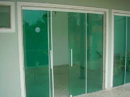 Também opte por portas e janelas que combinem para ampliar esse efeito. Porta De Vidro De Correr Vidracaria Ideal