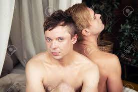 大人の同性愛者のカップルが寝室でリラックスしています。愛とロマンス。の写真素材・画像素材 Image 166120698