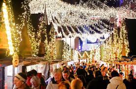 Überall gibt es kleine holzhütten mit christbaumkugeln aus lauscha und. Weihnachtsmarkte In Deutschland Weihnachtsmarkte Offnen Immer Fruher Panorama Stuttgarter Nachrichten