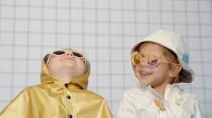Incassables, réversibles et ultra légères, les lunettes de soleil évolutives pour bébé ki et la sont équipées d'un filtre antiuva, antiuvb et antiuvc. Lunettes De Soleil Ourson 1 2 Ans De Ki Et La Youtube