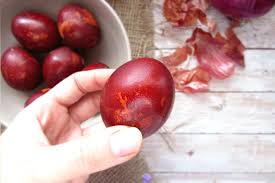 How To Dye Eggs Naturally With Onion Skins (Chemical-Free)