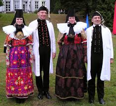 It is a public holiday in all states. Traditional German Embroidery Traje Tradicional Folclore Alemania