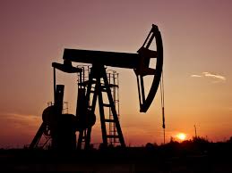 Acum, barilul de petrol se tranzacționează cu aproximativ 60 de dolari, mult mai puțin decât luna trecută. PreÅ£ul Petrolului UrcÄƒ La Maximul A 13 Luni Pe Fondul Reducerii LivrÄƒrilor