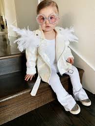 Met gekke outfits en zijn enorme brillencollectie creëerde hij een imago dat aansloot op de glamrock. Easy Toddler Elton John Costume For Halloween Thestylesafari