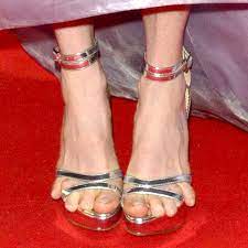 Julianne moore is a superbly talented american actress, known for her role in movies. 10 Fashion Blunders You Need To Save Yourself From F Assion Bad Fashion Toes Sandals