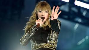 Taylor swift was born on 13 december 1989 in west reading, pennsylvania, usa. Mike Huckabee Got Dragged For A Tweet About The Age Of Taylor Swift S Fans Teen Vogue