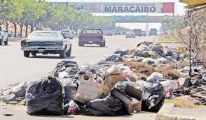 Resultado de imagen para desechos de basura inundan la ciudad venezuela