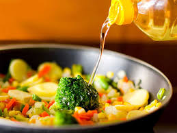 Khử mùi đặc trưng của dầu ăn đậu phộng trước khi chế biến món ăn.