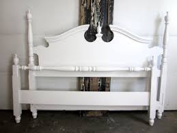 Antique White Queen Bed Entri Ways