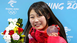 スノーボード 17歳の村瀬心椛に銅メダル授与 女子ビッグエア | スノーボード | NHKニュース