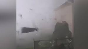 Hunderte menschen haben durch den tornado ihr dach über dem. Uurgngoeruprkm