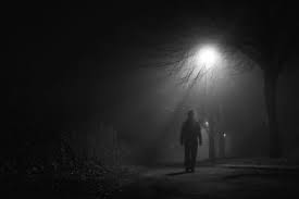 Resultado de imagen de hombre caminando en la noche